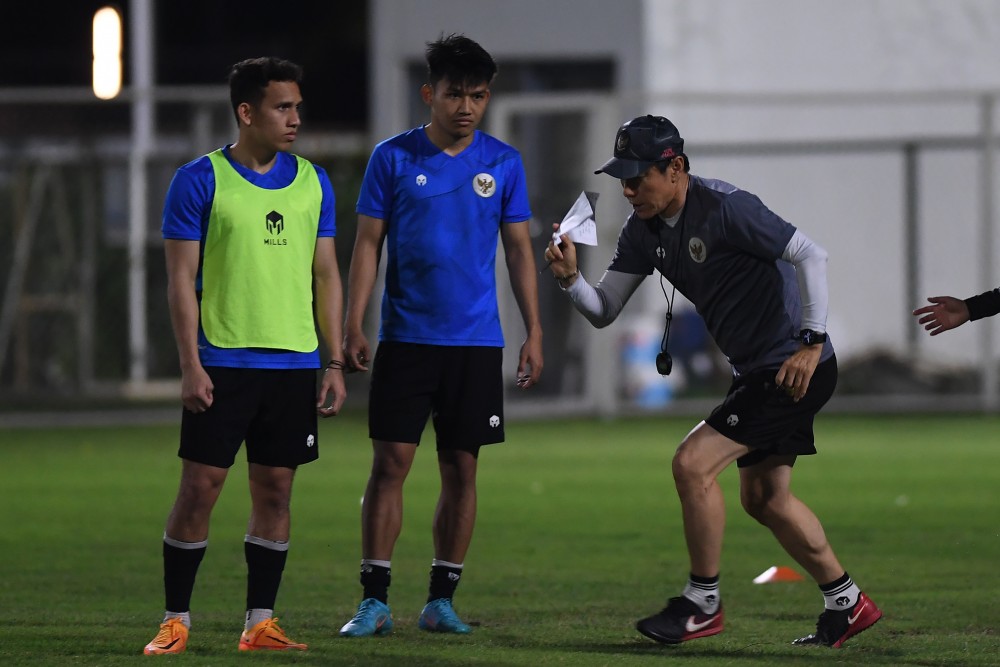 Pelatih Timnas U-23 Indonesia Shin Tae Yong (kanan) memberikan penjelasan kepada Egy Maulana Vikri (kiri) dan Witan Sulaeman saat sesi latihan. ANTARA/SIGID KURNIAWAN